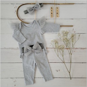 Bawełniany szary komplet dla dziewczynki z legginsami. Idealny zestaw na prezent dla dziewczynki. Zestaw z tiulem i kokardą dla dziewczynki.