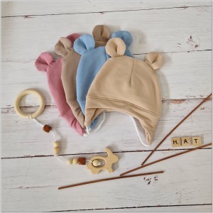 Czapka dresowa wiązana dla niemowlaka. Bawełniana czapeczka wiązana z uszkami. Okrycie główki dla niemowlaka na wiosnę, jesień. Niebieska czapka wiązana z uszkami dla bobasa.