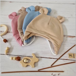 Czapka dresowa wiązana dla niemowlaka. Bawełniana czapeczka wiązana z uszkami. Okrycie główki dla niemowlaka na wiosnę, jesień. Niebieska czapka wiązana z uszkami dla bobasa.