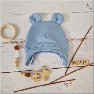 Czapka dresowa wiązana dla niemowlaka. Bawełniana czapeczka wiązana z uszkami. Okrycie główki dla niemowlaka na wiosnę, jesień. Niebieska czapka wiązana z uszkami dla bobasa.