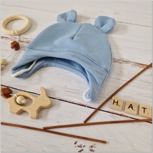 Czapka dresowa wiązana dla niemowlaka. Bawełniana czapeczka wiązana z uszkami. Okrycie główki dla niemowlaka na wiosnę, jesień. Niebieska czapka wiązana z uszkami dla bobasa.