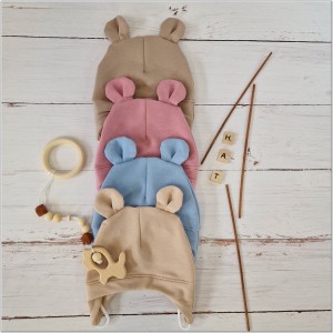 Czapka dresowa wiązana dla niemowlaka. Bawełniana czapeczka wiązana z uszkami. Okrycie główki dla niemowlaka na wiosnę, jesień. Niebieska czapka wiązana z uszkami dla bobasa.