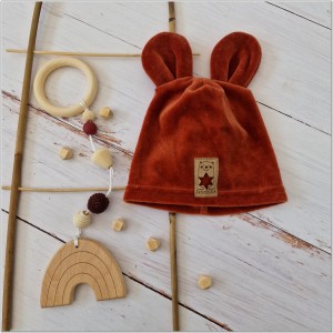 Miedziana, welurowa czapka dla noworodka. Czapka na wiosnę, jesień dla noworodka. Pojedyncza czapka niemowlęca z naszywką.