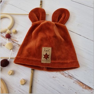 Miedziana, welurowa czapka dla noworodka. Czapka na wiosnę, jesień dla noworodka. Pojedyncza czapka niemowlęca z naszywką.