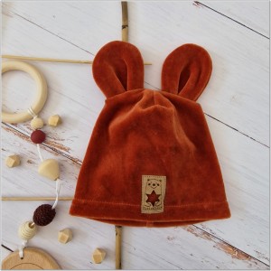 Miedziana, welurowa czapka dla noworodka. Czapka na wiosnę, jesień dla noworodka. Pojedyncza czapka niemowlęca z naszywką.