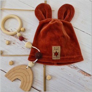 Miedziana, welurowa czapka dla noworodka. Czapka na wiosnę, jesień dla noworodka. Pojedyncza czapka niemowlęca z naszywką.