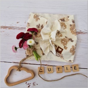 Elastyczna opaska dziewczęca. Szeroka opaska na uszy, jak turban w beżowe kwiaty. Opaska na wiosnę, lato, jesień.