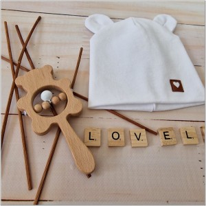 Biała czapka podwójna, elastyczna dla niemowlaka. Bawełniana czapeczka na wiosnę, lato, jesień dla noworodka. Czapeczka na wyjście ze szpitala dla noworodka.