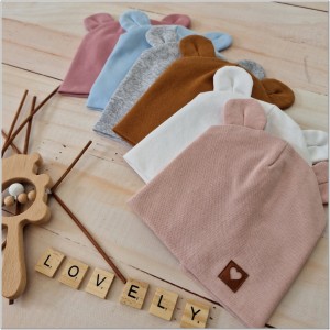 Biała czapka podwójna, elastyczna dla niemowlaka. Bawełniana czapeczka na wiosnę, lato, jesień dla noworodka. Czapeczka na wyjście ze szpitala dla noworodka.