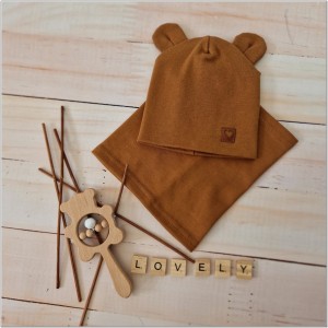 Podwójna czapka z uszkami w komplecie z kominem dla noworodka. Cynamonowy komplet dla niemowlaka. Czapka na wiosnę, lato, jesień dla noworodka.