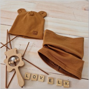 Podwójna czapka z uszkami w komplecie z kominem dla noworodka. Cynamonowy komplet dla niemowlaka. Czapka na wiosnę, lato, jesień dla noworodka.