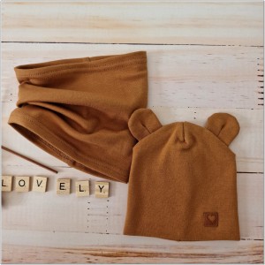Podwójna czapka z uszkami w komplecie z kominem dla noworodka. Cynamonowy komplet dla niemowlaka. Czapka na wiosnę, lato, jesień dla noworodka.