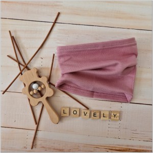 Wrzosowy bawełniany komin niemowlęcy. Elastyczny komin dla niemowlaka.