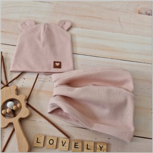 Różowy bawełniany komin niemowlęcy. Elastyczny komin dla niemowlaka.