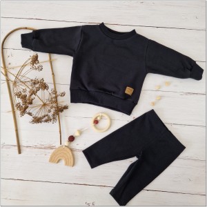 Modny komplet niemowlęcy z bluzą oversize. Zestaw z bluzą oversize+legginsy prążkowane. Czarny uniwersalny komplet dla dziecka. Must have w garderobie dziecięcej.