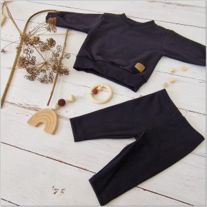 Modny komplet niemowlęcy z bluzą oversize. Zestaw z bluzą oversize+legginsy prążkowane. Czarny uniwersalny komplet dla dziecka. Must have w garderobie dziecięcej.