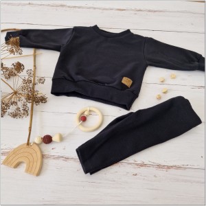 Modny komplet niemowlęcy z bluzą oversize. Zestaw z bluzą oversize+legginsy prążkowane. Czarny uniwersalny komplet dla dziecka. Must have w garderobie dziecięcej.
