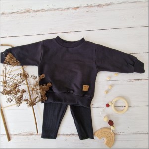 Modny komplet niemowlęcy z bluzą oversize. Zestaw z bluzą oversize+legginsy prążkowane. Czarny uniwersalny komplet dla dziecka. Must have w garderobie dziecięcej.