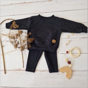 Modny komplet niemowlęcy z bluzą oversize. Zestaw z bluzą oversize+legginsy prążkowane. Czarny uniwersalny komplet dla dziecka. Must have w garderobie dziecięcej.