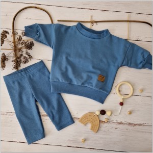 Modny komplet niemowlęcy z bluzą oversize. Zestaw z bluzą oversize+legginsy prążkowane. Niebieski uniwersalny komplet dla dziecka. Must have w garderobie dziecięcej.