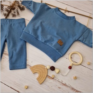 Modny komplet niemowlęcy z bluzą oversize. Zestaw z bluzą oversize+legginsy prążkowane. Niebieski uniwersalny komplet dla dziecka. Must have w garderobie dziecięcej.