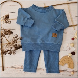 Modny komplet niemowlęcy z bluzą oversize. Zestaw z bluzą oversize+legginsy prążkowane. Niebieski uniwersalny komplet dla dziecka. Must have w garderobie dziecięcej.