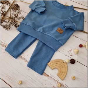 Modny komplet niemowlęcy z bluzą oversize. Zestaw z bluzą oversize+legginsy prążkowane. Niebieski uniwersalny komplet dla dziecka. Must have w garderobie dziecięcej.