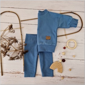Modny komplet niemowlęcy z bluzą oversize. Zestaw z bluzą oversize+legginsy prążkowane. Niebieski uniwersalny komplet dla dziecka. Must have w garderobie dziecięcej.