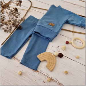 Modny komplet niemowlęcy z bluzą oversize. Zestaw z bluzą oversize+legginsy prążkowane. Niebieski uniwersalny komplet dla dziecka. Must have w garderobie dziecięcej.