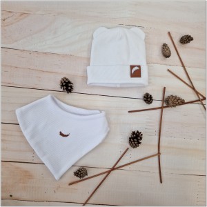 Ciepła czapka podwójna  niemowlęca prążkowana z uszkami +apaszka .Bardzo fajny komplecik 2częściowy dla noworodka biała.