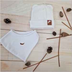 Ciepła czapka podwójna  niemowlęca prążkowana z uszkami +apaszka .Bardzo fajny komplecik 2częściowy dla noworodka biała.