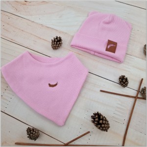 Czapka prążkowana różowa dla niemowlaka. Niemowlęca czapka z apaszką. Komplet czapka na wiosnę-jesień dla noworodka