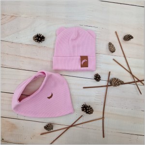 Czapka prążkowana różowa dla niemowlaka. Niemowlęca czapka z apaszką. Komplet czapka na wiosnę-jesień dla noworodka