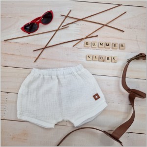 Muślinowe krótkie spodenki niemowlęce. Muślinowe bloomersy dla chłopca. Muślinowe spodenki na lato dziecięce białe. Przewiewne spodenki na lato dla malucha.