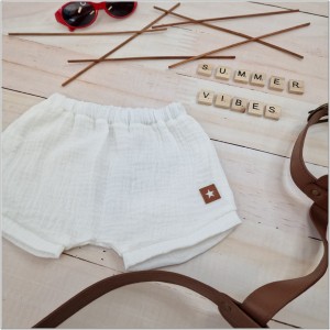 Muślinowe krótkie spodenki niemowlęce. Muślinowe bloomersy dla chłopca. Muślinowe spodenki na lato dziecięce białe. Przewiewne spodenki na lato dla malucha.