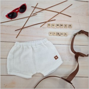 Muślinowe krótkie spodenki niemowlęce. Muślinowe bloomersy dla chłopca. Muślinowe spodenki na lato dziecięce białe. Przewiewne spodenki na lato dla malucha.