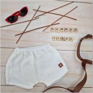 Muślinowe krótkie spodenki niemowlęce. Muślinowe bloomersy dla chłopca. Muślinowe spodenki na lato dziecięce białe. Przewiewne spodenki na lato dla malucha.