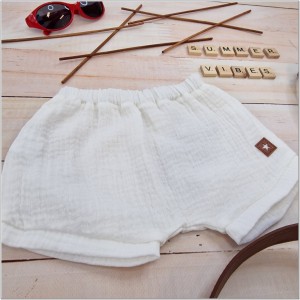 Muślinowe krótkie spodenki niemowlęce. Muślinowe bloomersy dla chłopca. Muślinowe spodenki na lato dziecięce białe. Przewiewne spodenki na lato dla malucha.