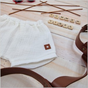 Muślinowe krótkie spodenki niemowlęce. Muślinowe bloomersy dla chłopca. Muślinowe spodenki na lato dziecięce białe. Przewiewne spodenki na lato dla malucha.