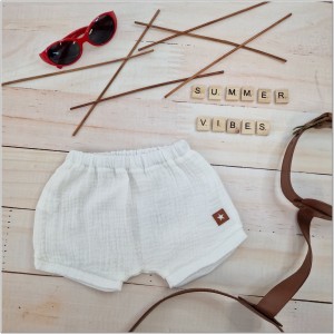 Muślinowe krótkie spodenki niemowlęce. Muślinowe bloomersy dla chłopca. Muślinowe spodenki na lato dziecięce białe. Przewiewne spodenki na lato dla malucha.