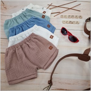 Muślinowe krótkie spodenki niemowlęce. Muślinowe bloomersy dla chłopca. Muślinowe spodenki na lato dziecięce białe. Przewiewne spodenki na lato dla malucha.