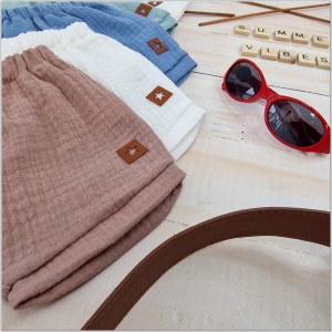 Muślinowe krótkie spodenki niemowlęce. Muślinowe bloomersy dla chłopca. Muślinowe spodenki na lato dziecięce białe. Przewiewne spodenki na lato dla malucha.