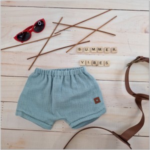 Muślinowe krótkie spodenki niemowlęce. Muślinowe bloomersy dla chłopca. Muślinowe spodenki na lato dziecięce morskie. Przewiewne spodenki na lato dla malucha.