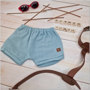 Muślinowe krótkie spodenki niemowlęce. Muślinowe bloomersy dla chłopca. Muślinowe spodenki na lato dziecięce morskie. Przewiewne spodenki na lato dla malucha.