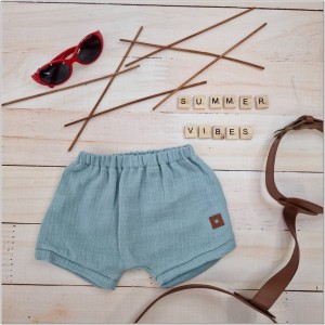 Muślinowe krótkie spodenki niemowlęce. Muślinowe bloomersy dla chłopca. Muślinowe spodenki na lato dziecięce morskie. Przewiewne spodenki na lato dla malucha.