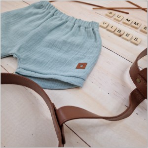 Muślinowe krótkie spodenki niemowlęce. Muślinowe bloomersy dla chłopca. Muślinowe spodenki na lato dziecięce morskie. Przewiewne spodenki na lato dla malucha.