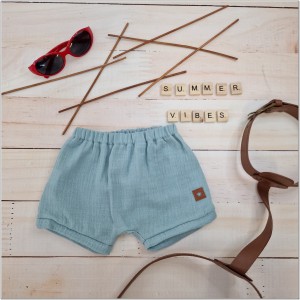 Muślinowe krótkie spodenki niemowlęce. Muślinowe bloomersy dla chłopca. Muślinowe spodenki na lato dziecięce morskie. Przewiewne spodenki na lato dla malucha.