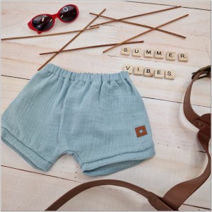 Muślinowe krótkie spodenki niemowlęce. Muślinowe bloomersy dla chłopca. Muślinowe spodenki na lato dziecięce morskie. Przewiewne spodenki na lato dla malucha.