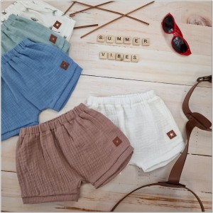 Muślinowe krótkie spodenki niemowlęce. Muślinowe bloomersy dla chłopca. Muślinowe spodenki na lato dziecięce morskie. Przewiewne spodenki na lato dla malucha.