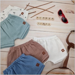 Muślinowe krótkie spodenki niemowlęce. Muślinowe bloomersy dla chłopca. Muślinowe spodenki na lato dziecięce morskie. Przewiewne spodenki na lato dla malucha.